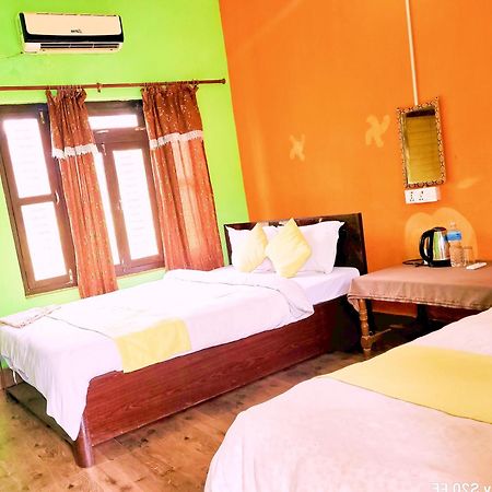 Hotel Butterfly Sauraha Exterior foto