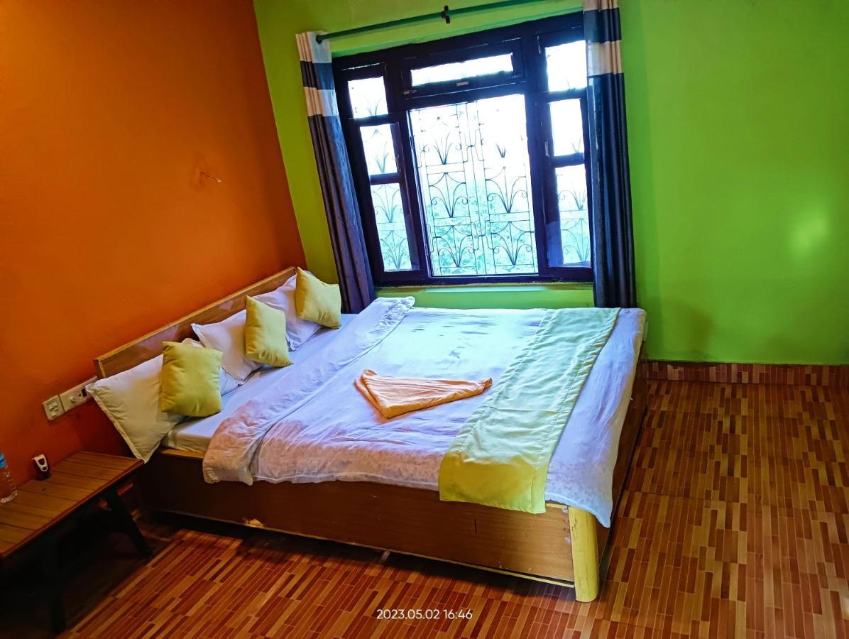 Hotel Butterfly Sauraha Exterior foto