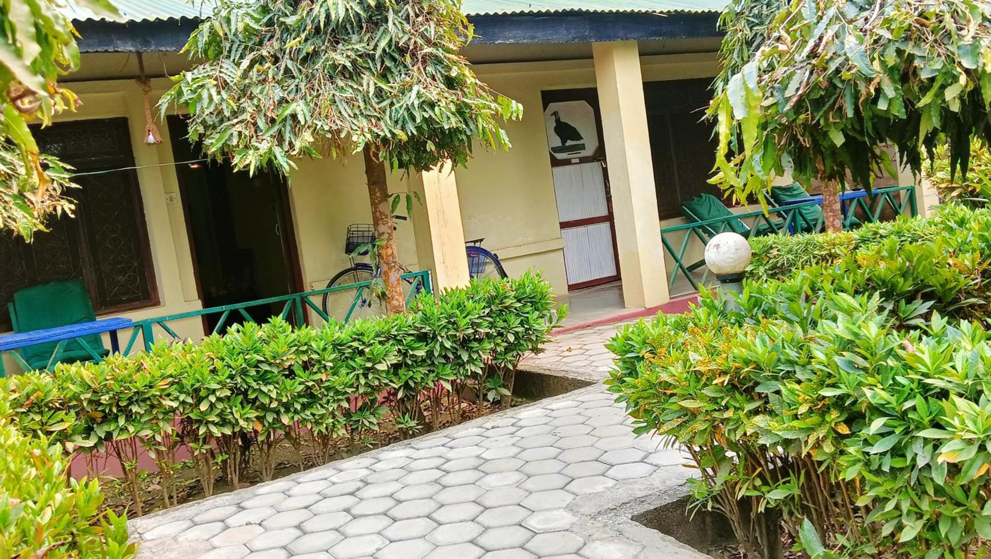 Hotel Butterfly Sauraha Exterior foto