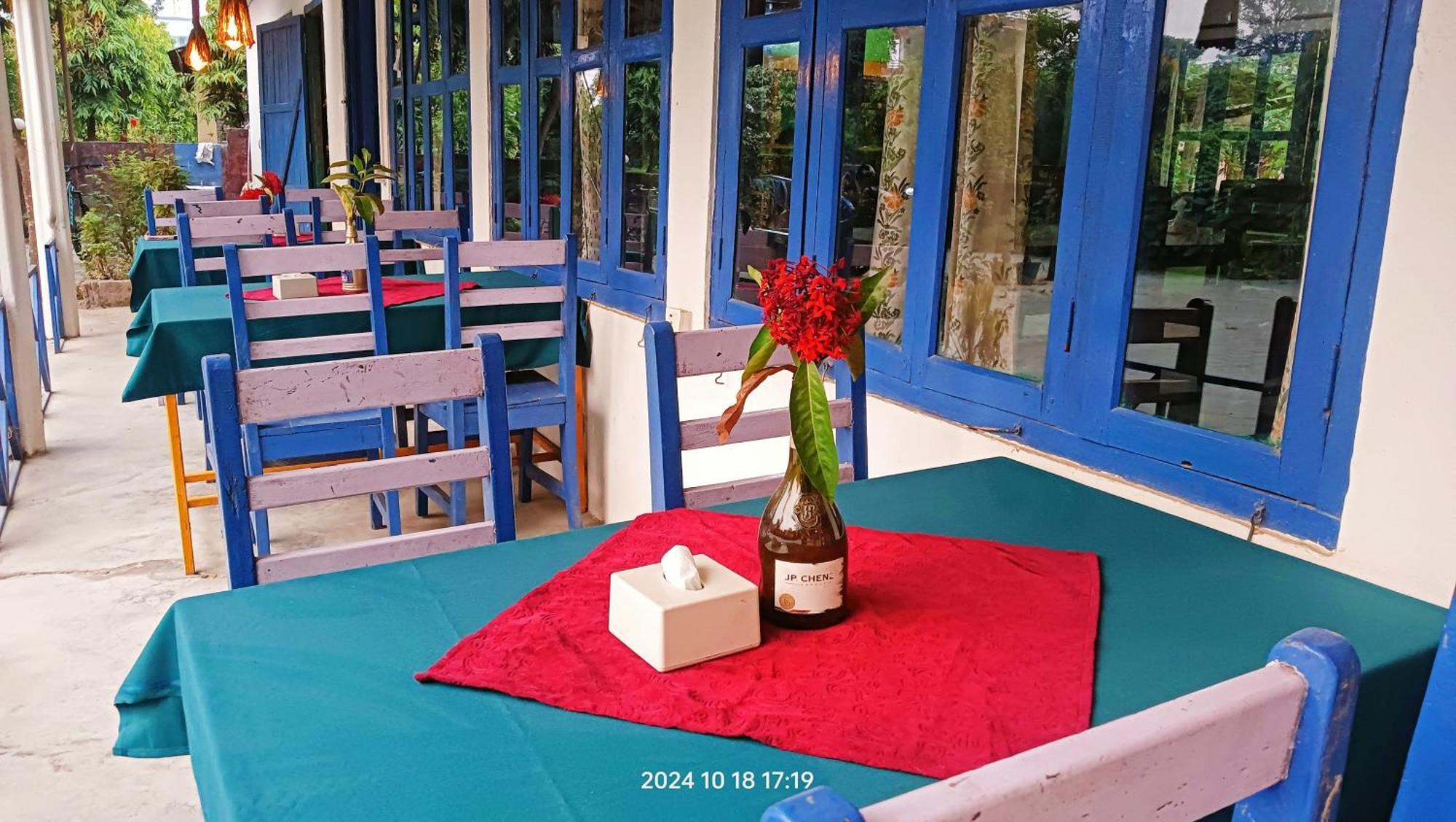 Hotel Butterfly Sauraha Exterior foto