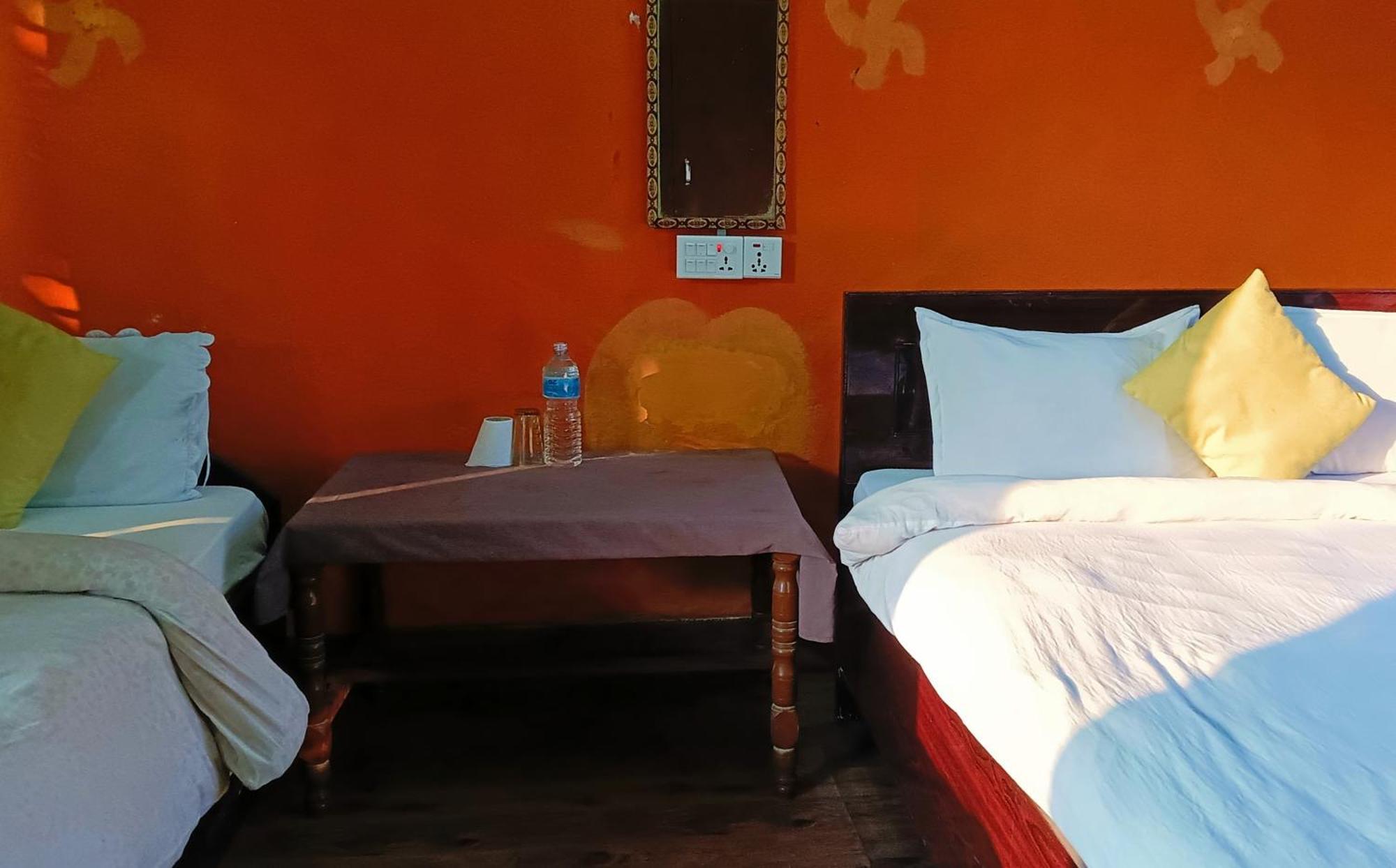 Hotel Butterfly Sauraha Exterior foto