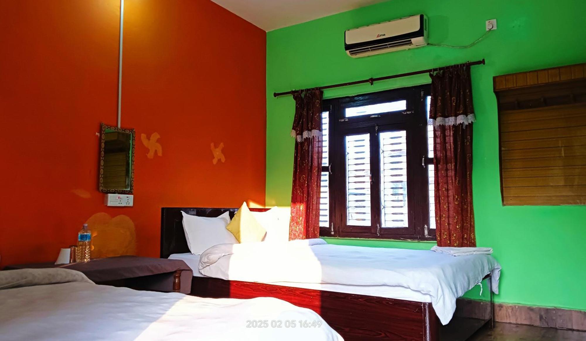 Hotel Butterfly Sauraha Exterior foto