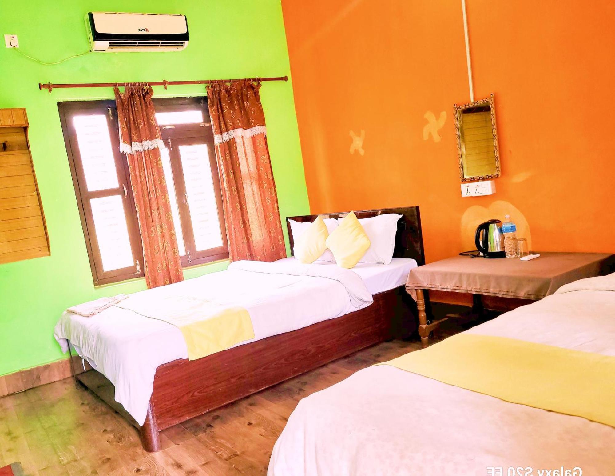 Hotel Butterfly Sauraha Exterior foto